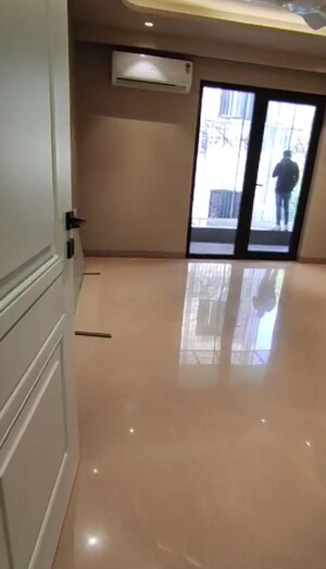 Room in 4 BHK Apartment at Ansal Api Versalia 2, Sector 67a – for Rent