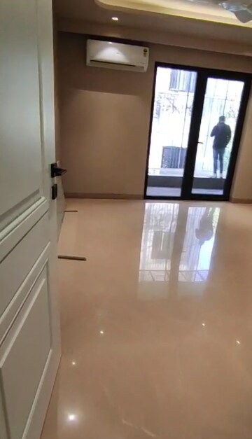 Room in 4 BHK Apartment at Ansal Api Versalia 2, Sector 67a – for Rent