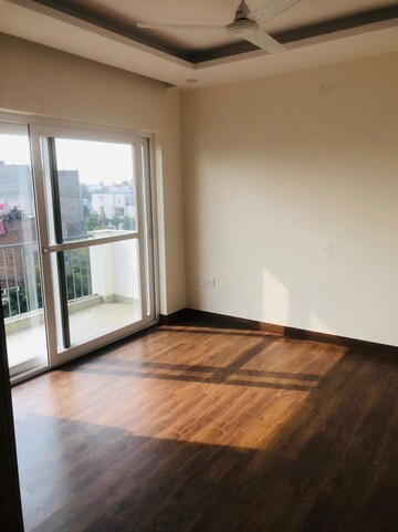 Room in 3 BHK Apartment at Ardee Mall, Sector 52 – for Rent