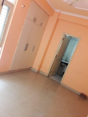 Room in 3.5 BHK Apartment at Gulmohur Tower, Shastri Nagar – for Rent