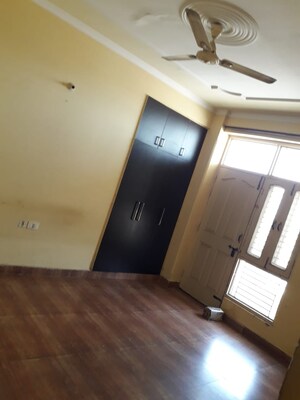 Room in 3.5 BHK Apartment at Gulmohur Tower, Shastri Nagar – for Rent