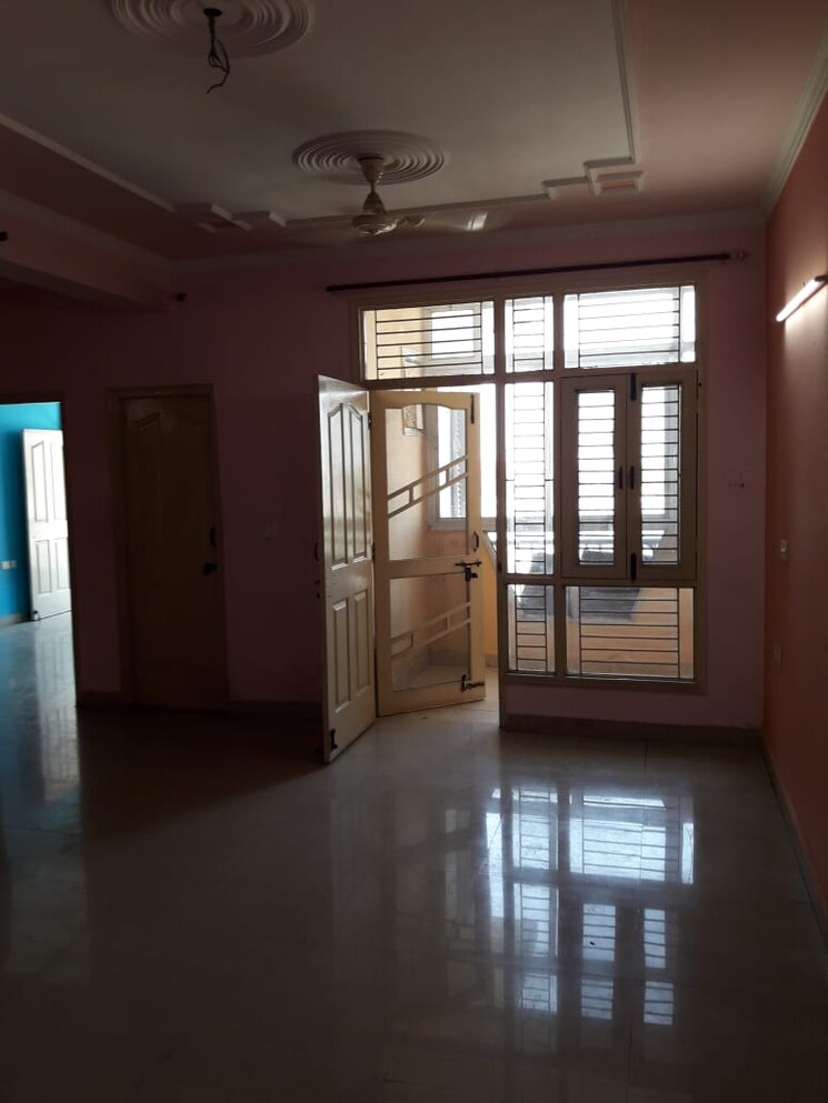 Room, gulmohur-tower 3.5 Bedroom 1600 Sq.Ft. Apartment In Shastri Nagar Ghaziabad 9571484