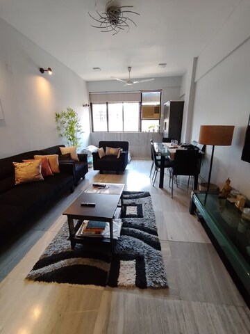 Team Area in 2 BHK Apartment at Khar West – for Rent