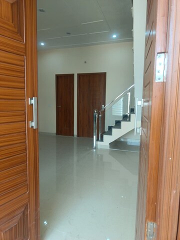 Room in 2 BHK Apartment at Siddharth Estate, Vasant Vihar – for Rent