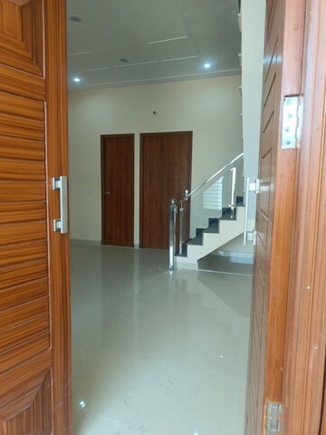 Room in 2 BHK Apartment at Siddharth Estate, Vasant Vihar – for Rent