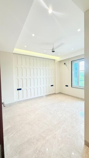 Room in 3 BHK Builder Floor at BPTP Green Oaks, Sector 70a – for Sale