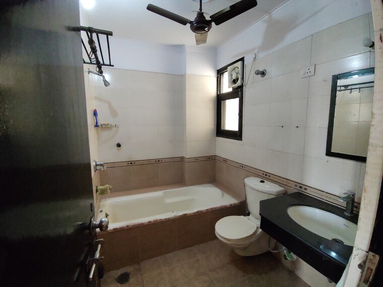 Bathroom, purvanchal-silver-city 3 Bedroom 1765 Sq.Ft. Apartment In Sector 93 Noida 9571601