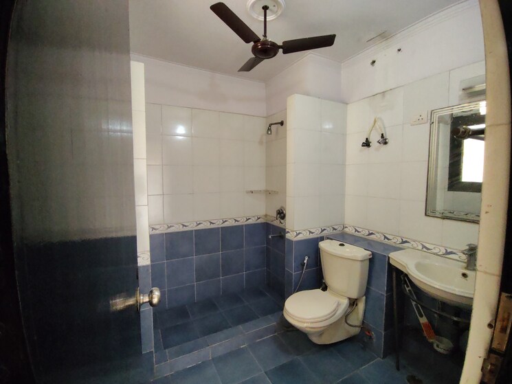 Bathroom, purvanchal-silver-city 3 Bedroom 1765 Sq.Ft. Apartment In Sector 93 Noida 9571601