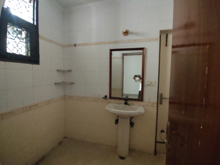 Bathroom, parsvnath-prestige 3 Bedroom 1455 Sq.Ft. Apartment In Sector 93a Noida 9571637