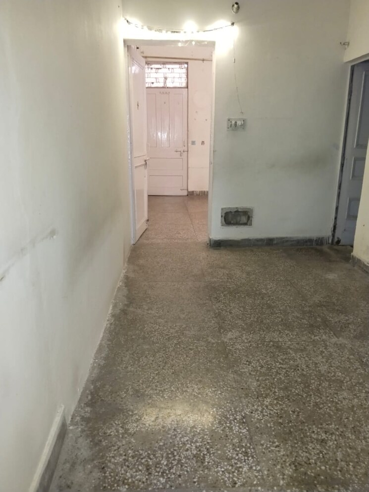 Room, ashoka-enclave-3 1 RK 450 Sq.Ft. Builder Floor In Sector 35 Faridabad 9571706