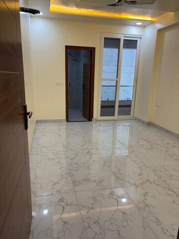 Room in 4 BHK Apartment at Vaishali Nagar – for Sale