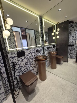 Attached Bathroom in 3 BHK Apartment at Sheth Beaumonte, Sion East – for Sale