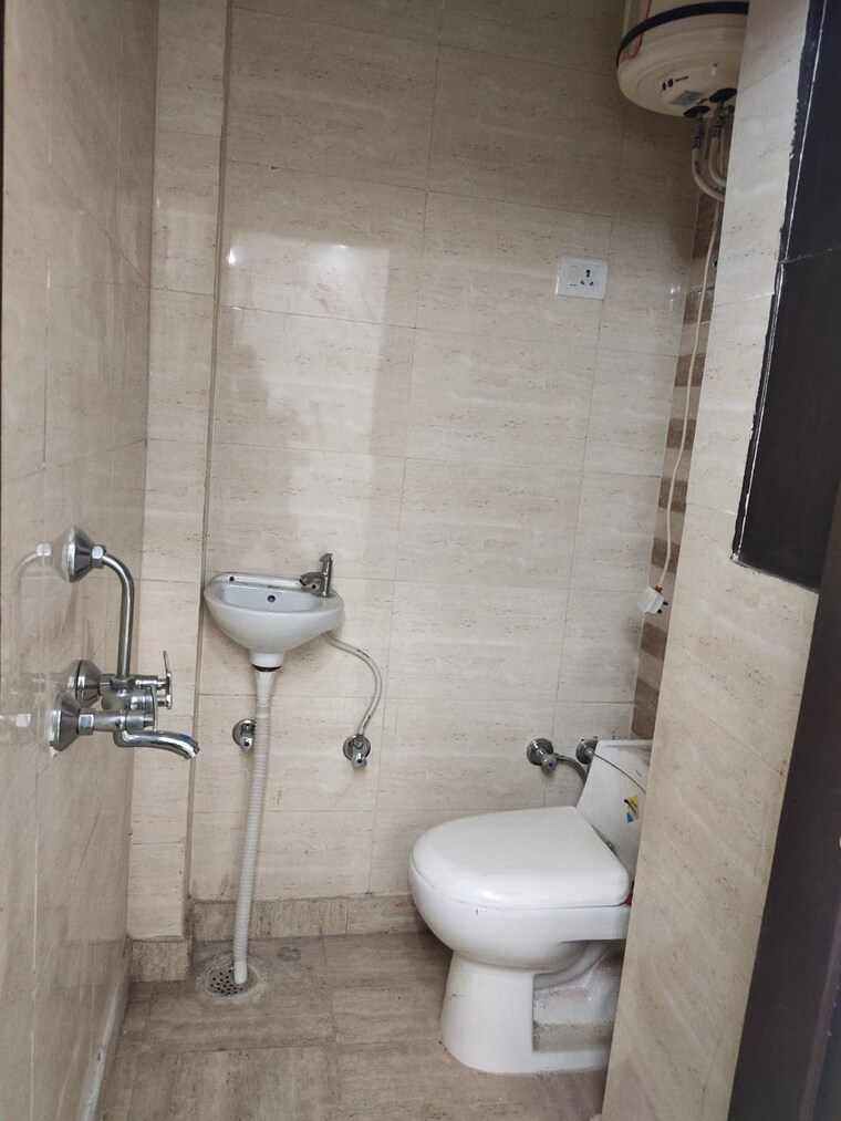 Bathroom, govindpuri 2 Bedroom 60 Sq.Yd. Builder Floor In Govindpuri Delhi 9571142