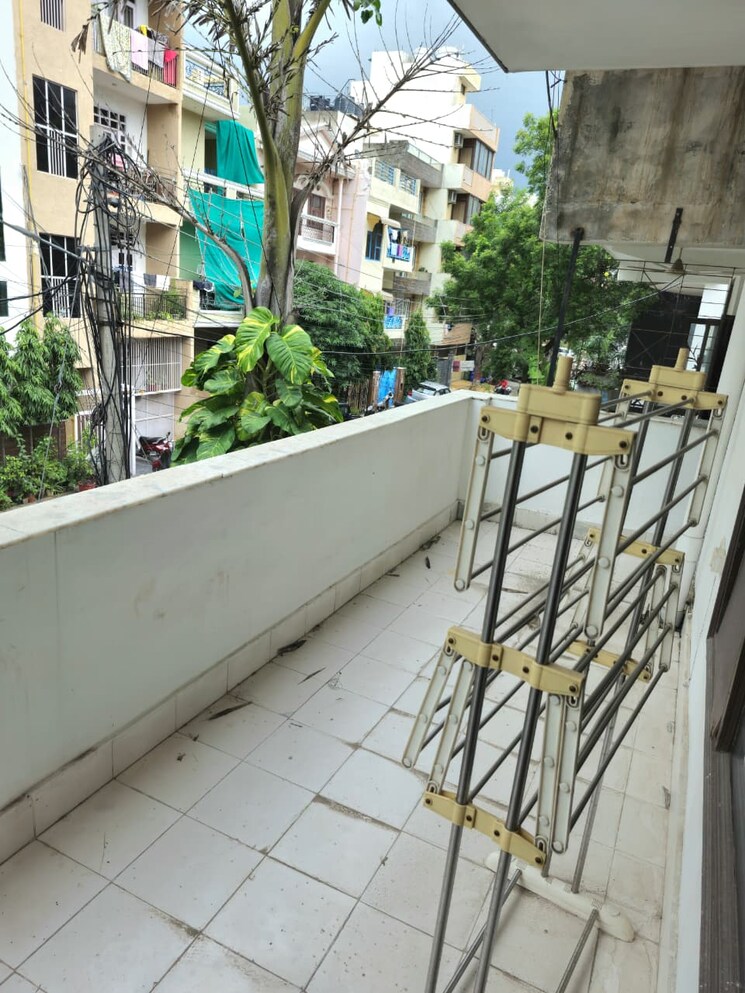 Balcony, dlf-star-mall 2 Bedroom 1000 Sq.Ft. Builder Floor In Sector 30 Gurgaon 9571867