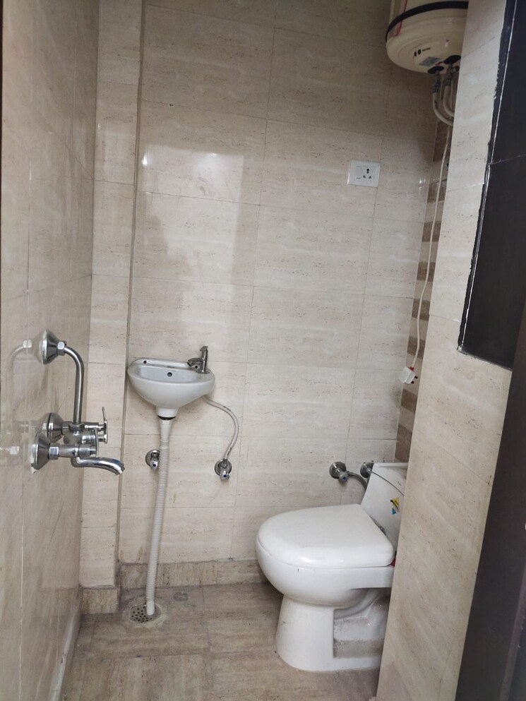 Bathroom, govindpuri 2 Bedroom 60 Sq.Yd. Builder Floor In Govindpuri Delhi 9571882