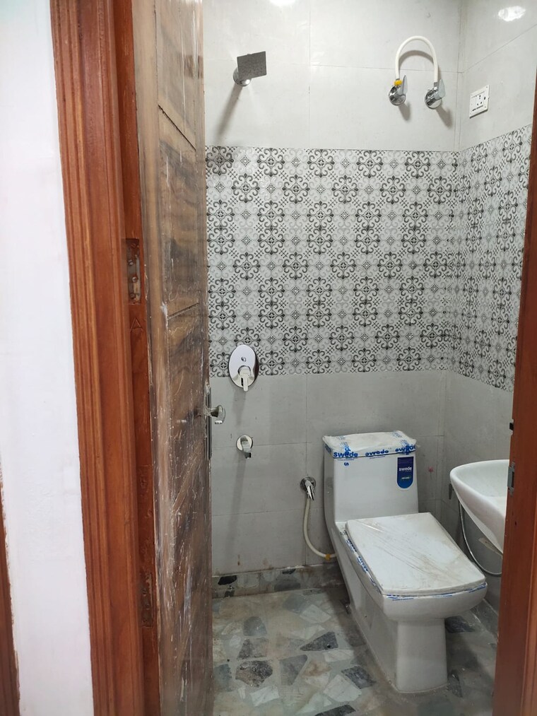 Bathroom, govindpuri 1 Bedroom 45 Sq.Yd. Builder Floor In Govindpuri Delhi 9571908