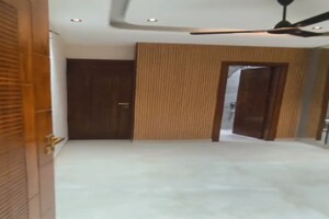 Room in 4 BHK Builder Floor at Niti Khand I – for Rent