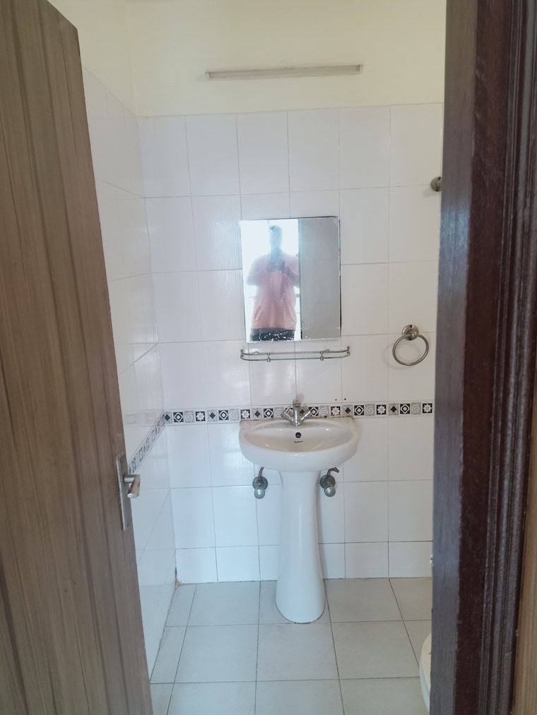 Bathroom, ardee-city 3 Bedroom 215 Sq.Ft. Builder Floor In Sector 52 Gurgaon 9572081