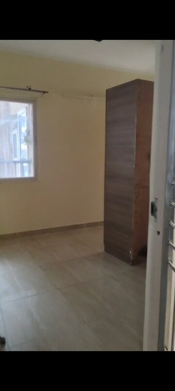 Room in 2 BHK Apartment at Gaur City 2 - 14th Avenue, Sector 16c Greater Noida – for Rent