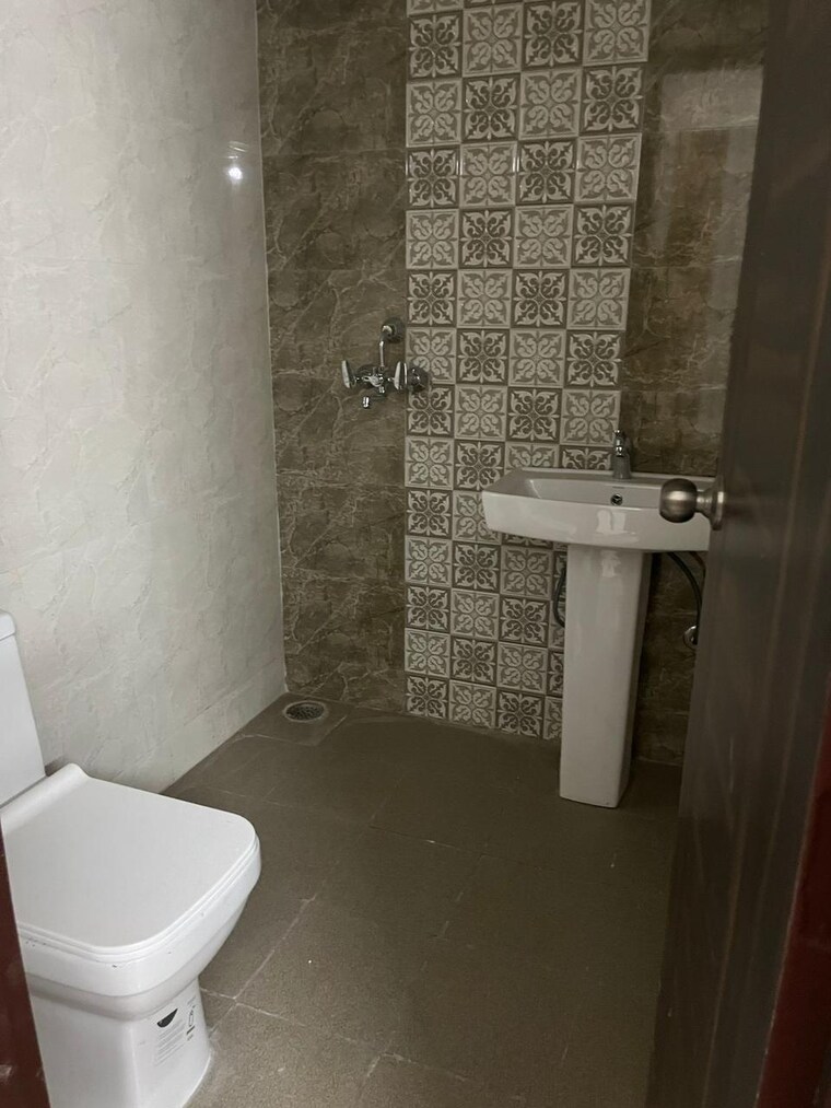 Bathroom, zeta i greater noida 2 Bedroom 1050 Sq.Ft. Apartment In Zeta I Greater Noida Greater Noida 9572203