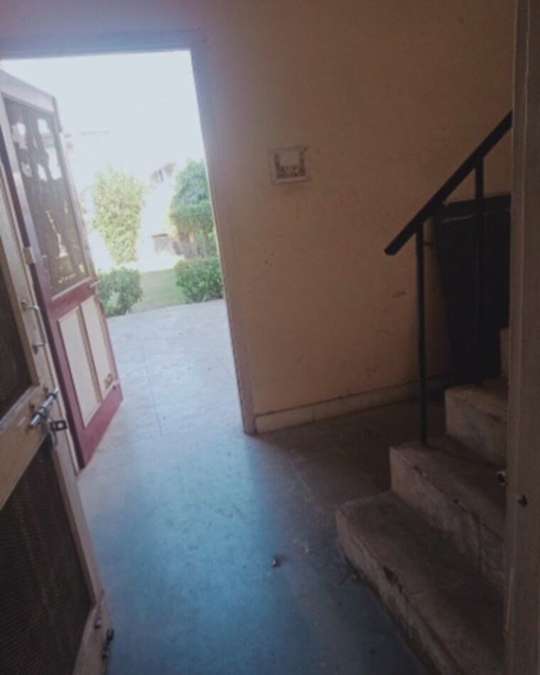 Room, aliganj 2 Bedroom 2000 Sq.Ft. Independent House In Aliganj Lucknow 9572301