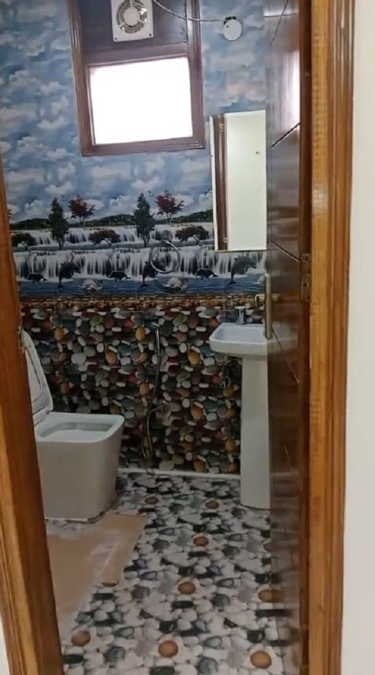 Attached Bathroom, vasant kunj enclave 2 Bedroom 124 Sq.Yd. Apartment In Vasant Kunj Enclave Delhi 9572323