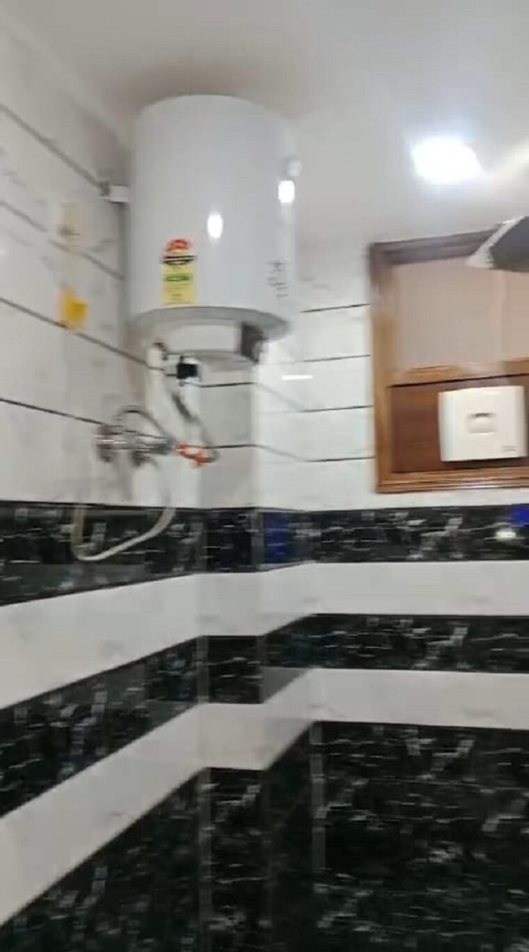 Attached Bathroom, vasant kunj enclave 2 Bedroom 124 Sq.Yd. Apartment In Vasant Kunj Enclave Delhi 9572311