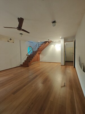  Showroom For Rent in Khar West