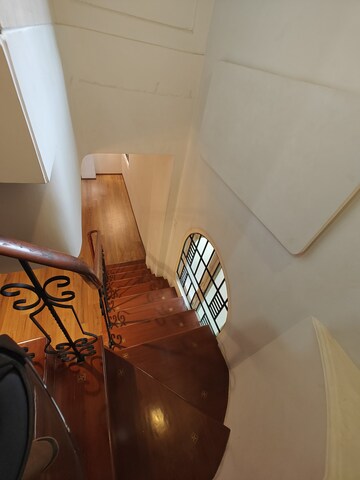 Furnished Amenities in  Showroom at Khar West – for Rent