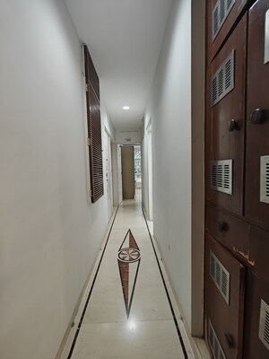 Furnished Amenities in  Showroom at Khar West – for Rent