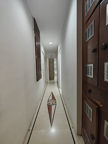 Furnished Amenities in  Showroom at Khar West – for Rent