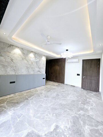 Room in 4 BHK Builder Floor at Sector 55 – for Sale