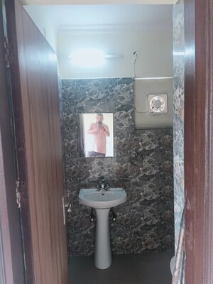 Bathroom in 3.5 BHK Apartment at Ardee City Palm Grove Heights, Sector 52 – for Rent