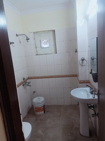 Bathroom in 3.5 BHK Apartment at Ardee City Palm Grove Heights, Sector 52 – for Rent