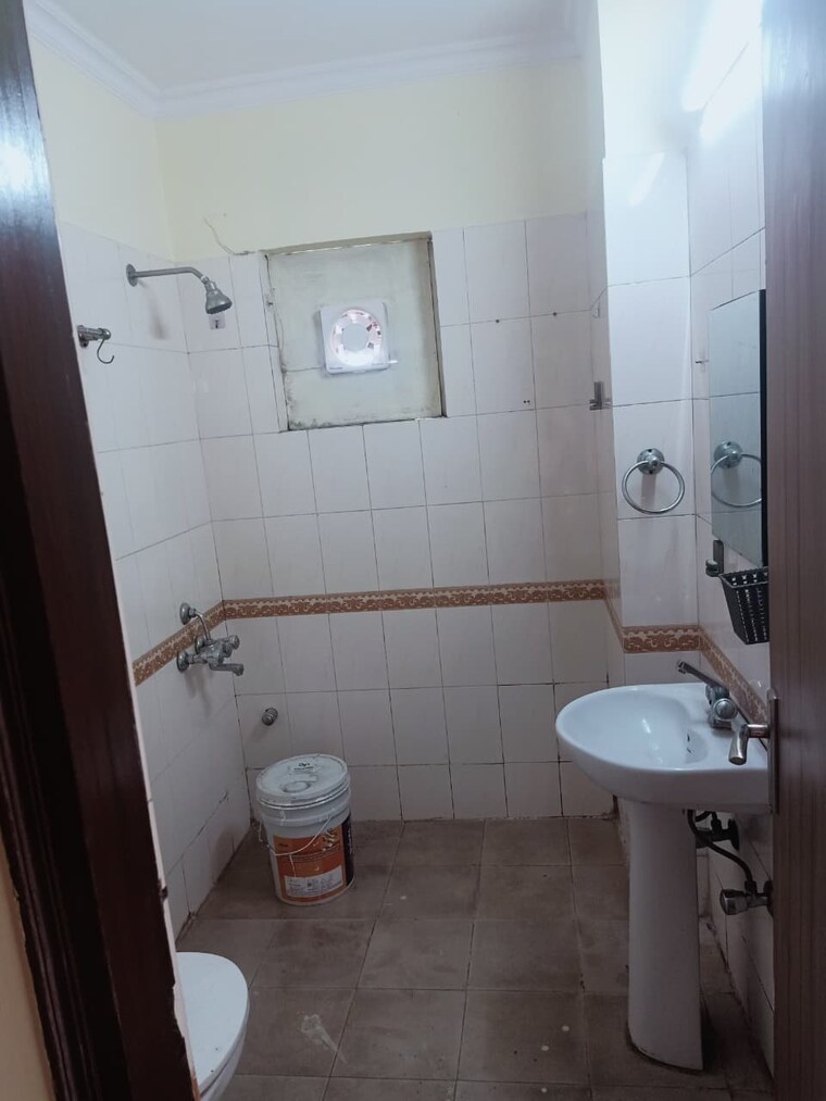 Bathroom, ardee-city-palm-grove-heights 3.5 Bedroom 2035 Sq.Ft. Apartment In Sector 52 Gurgaon 9572358