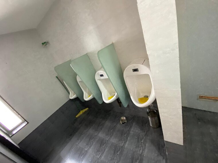 Bathroom, vile-parle-mahaveer 1 Bedroom 450 Sq.Ft. Apartment In Vile Parle West Mumbai 9572373