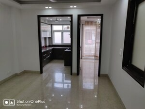 Room in 3 BHK Builder Floor at Safdarjung Enclave – for Rent