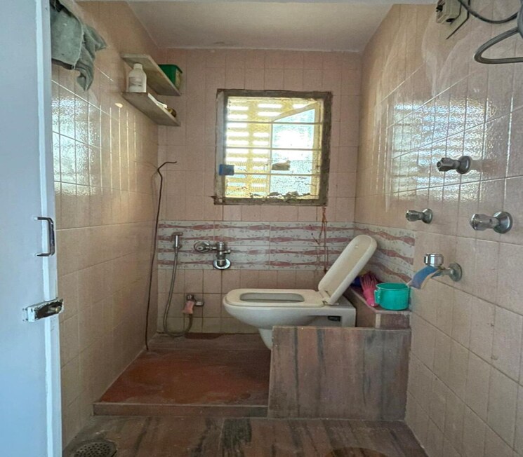 Bathroom, dadar east 2 Bedroom 750 Sq.Ft. Apartment In Dadar East Mumbai 9572470
