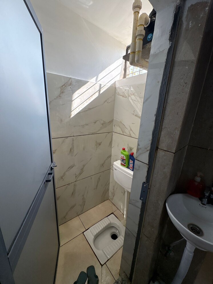 Bathroom, champa-estate 1 Bedroom 31 Sq.Mt. Builder Floor In Mu 1 Greater Noida Greater Noida 9572531