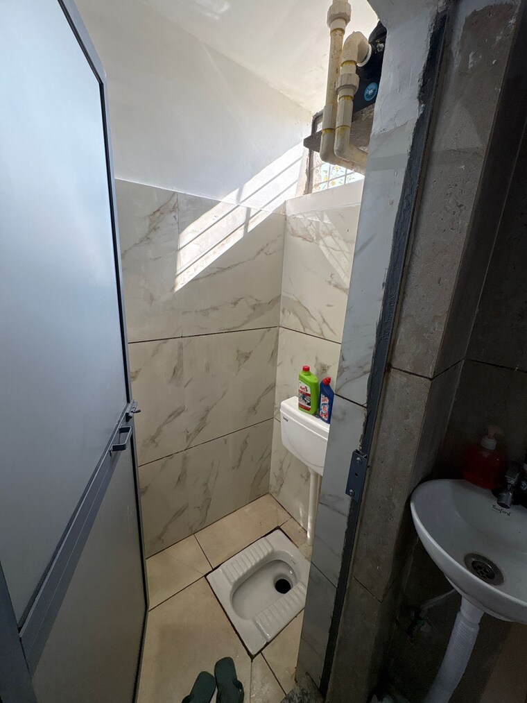 Bathroom, champa-estate 1 Bedroom 31 Sq.Mt. Builder Floor In Mu 1 Greater Noida Greater Noida 9572531