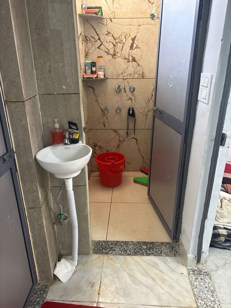 Bathroom, champa-estate 1 Bedroom 31 Sq.Mt. Builder Floor In Mu 1 Greater Noida Greater Noida 9572531