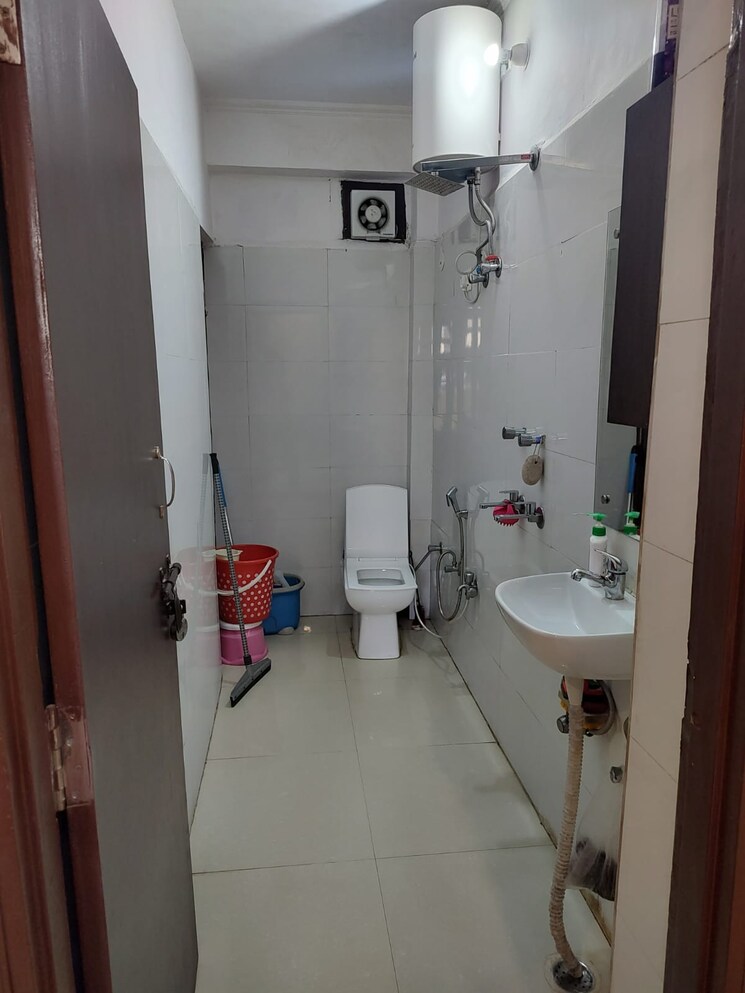 Bathroom, dlf-atria 1.5 Bedroom 60 Sq.Yd. Builder Floor In Dlf Phase ii Gurgaon 9572881