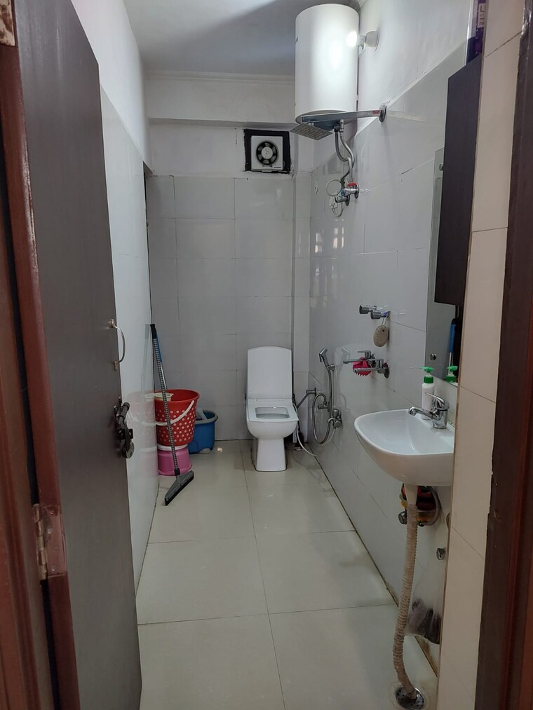 Bathroom, dlf-atria 1.5 Bedroom 60 Sq.Yd. Builder Floor In Dlf Phase ii Gurgaon 9572881