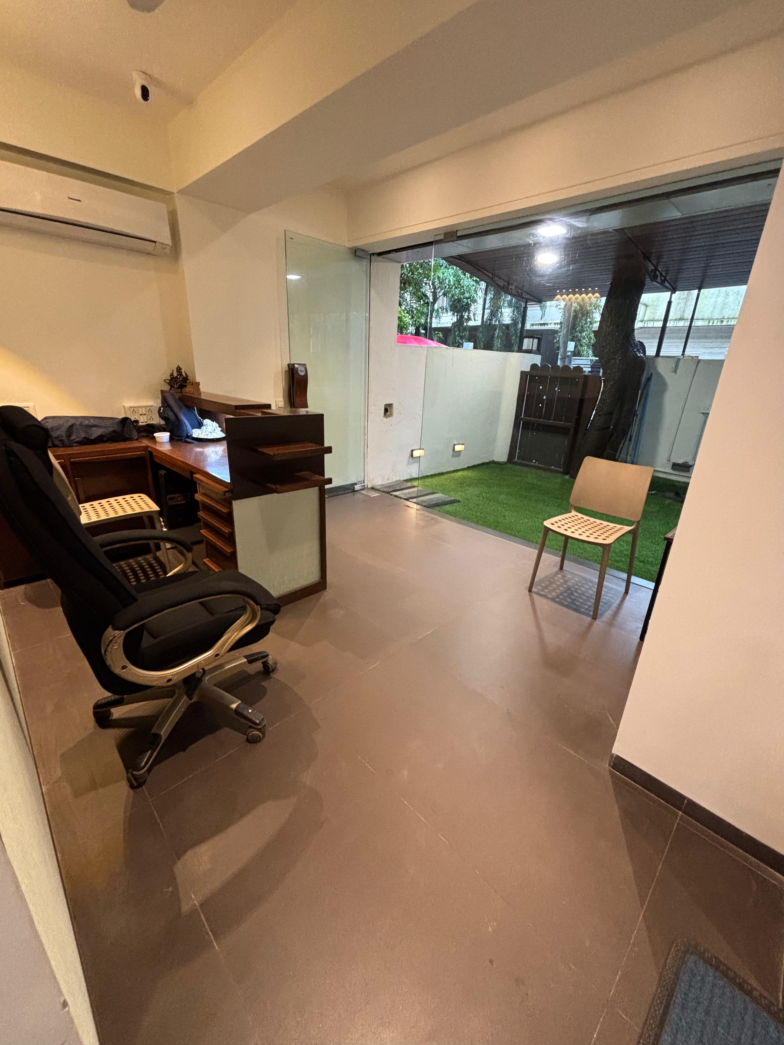 Retail Shop For Rent in Khar West