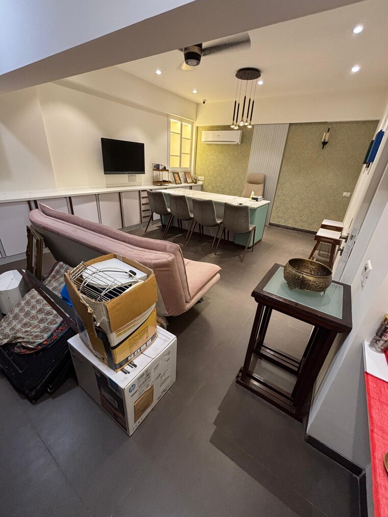 Team Area, khar west Commercial Shop 895 Sq.Ft. In Khar West Mumbai 9573099