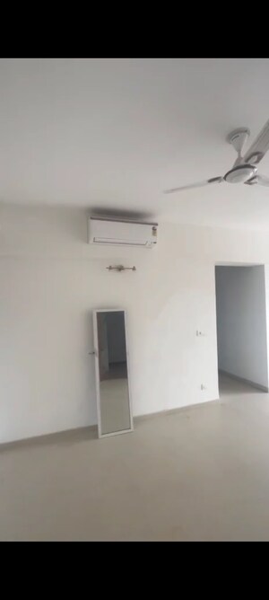 Room in 4 BHK Apartment at Wave Amore, Sector 32 – for Rent