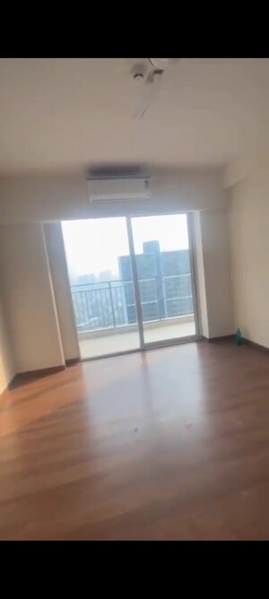 Room in 4 BHK Apartment at Wave Amore, Sector 32 – for Rent