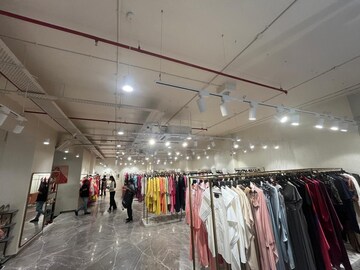  Showroom For Rent in Bandra West