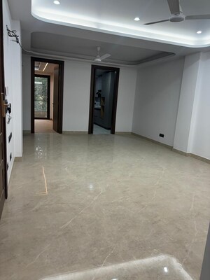 Room in 3 BHK Apartment at South Extension ii – for Rent