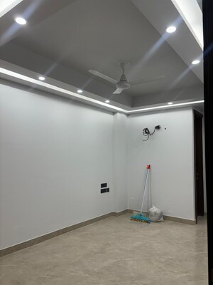 Room in 3 BHK Apartment at South Extension ii – for Rent